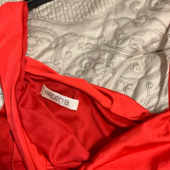 Beautiful red dress - Picture 2 of 2